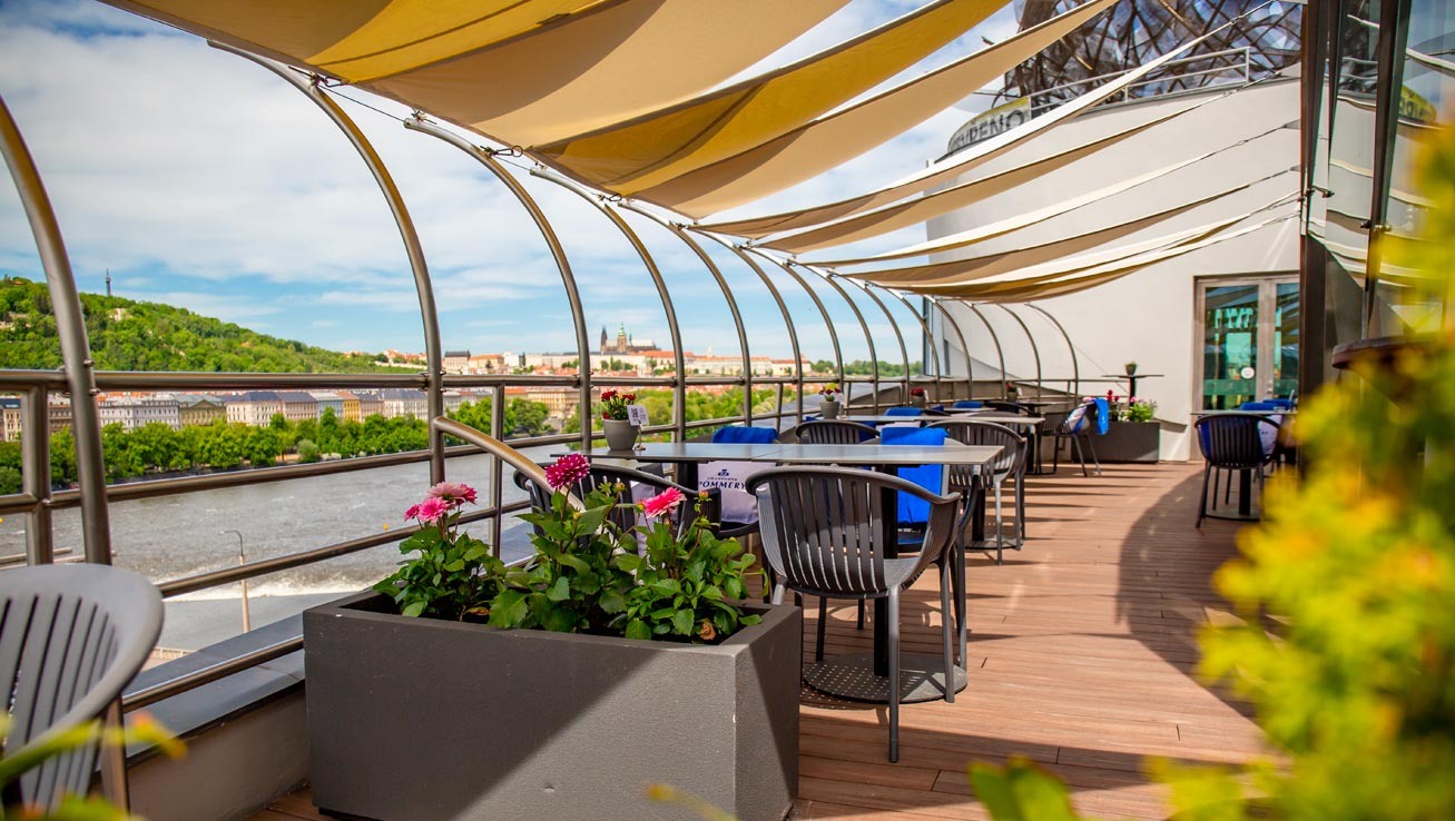 Glass Bar — Tancujúci dom